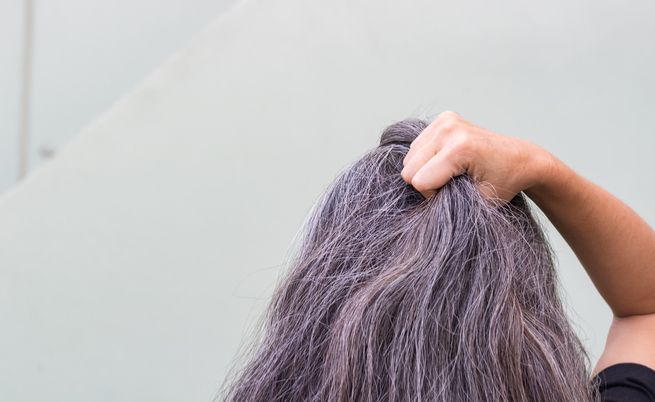 Capelli grigi: individuata la causa