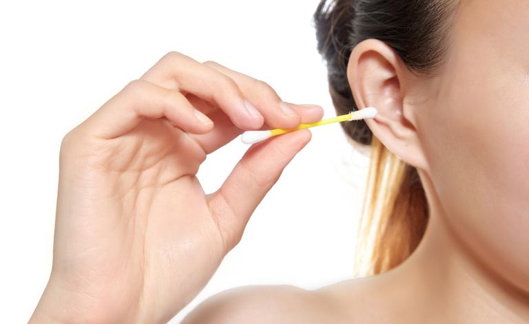 pulire le orecchie: attenzione ai cotton fioc