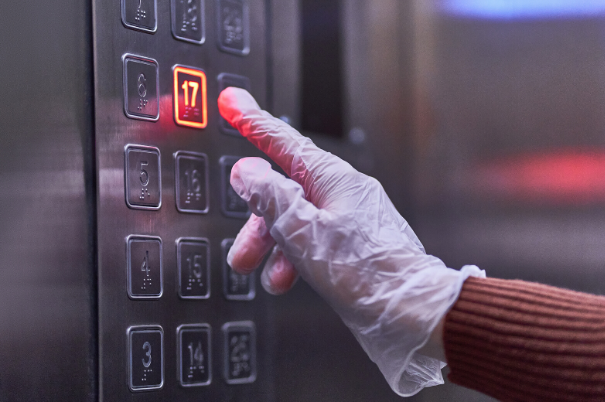 Coronavirus in ascensore: 71 contagi