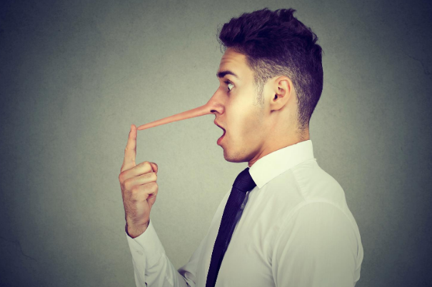 Uomo che dice bugie con il naso lungo