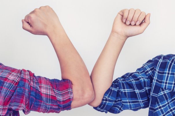 Saluto con il gomito: non è sicuro contro il Covid, secondo l'OMS