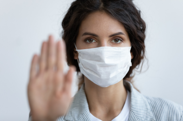 Donna con mascherina per proteggersi da SarsCov2