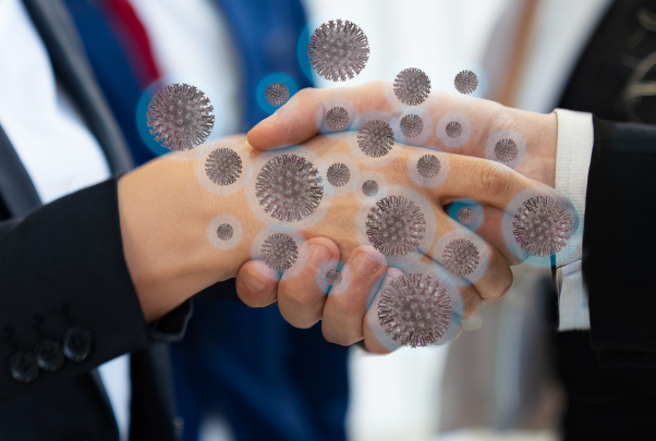 Persone che si stringono la mano contribuendo alla diffusione del coronavirus