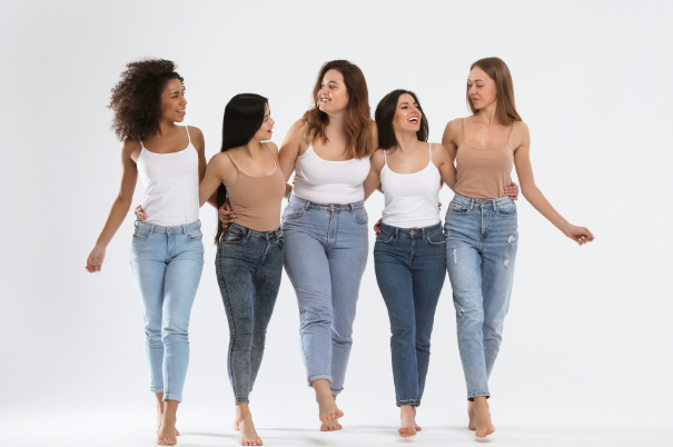 Donne con Fisici Diversi Sorridono Abbracciandosi