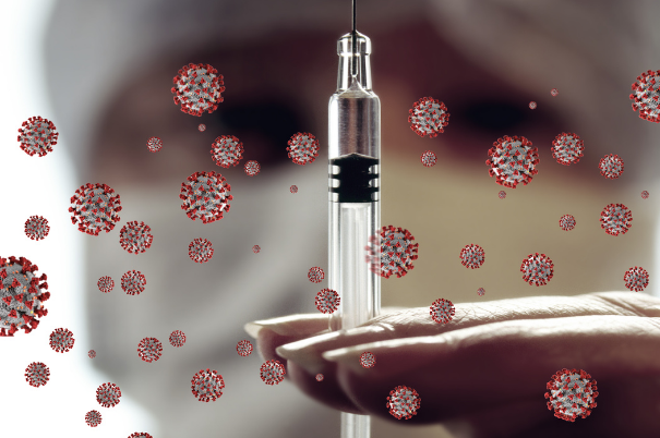 Una Scienziata con la Mascherina osserva la Siringa di Vaccino Anticovid Prima di Somministrarlo