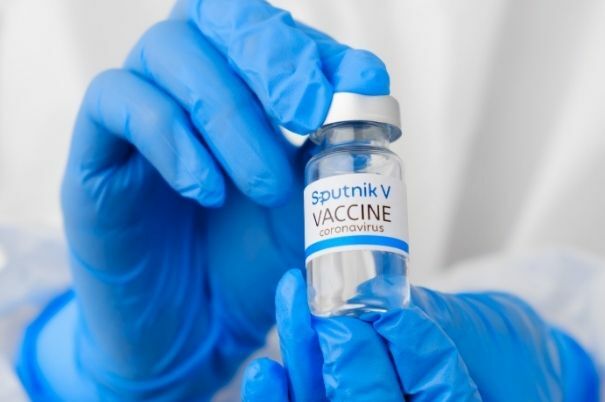 Vaccino Sputnik V in Primo Piano nelle Mani di un Medico