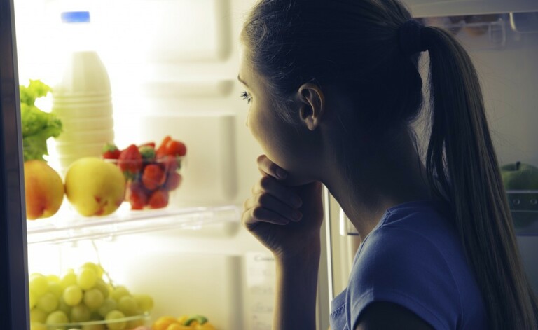 Donna Apre il Frigo in Cerca di Alimenti per Abbassare il Colesterolo