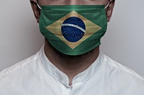 Mascherina Chirurgica Anticovid con la Bandiera del Brasile in Riferimento alla Variante Brasiliana P.1