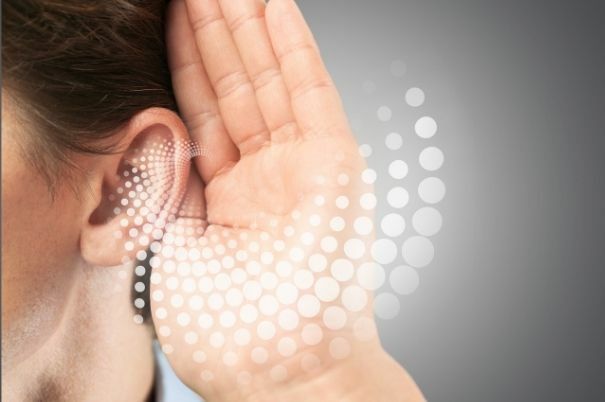 Orecchio che Sente Suoni con Mano che si Avvicina al Timpano in Primo Piano