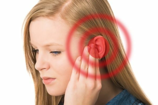 Ronzio all'Orecchio di una Giovane Ragazza