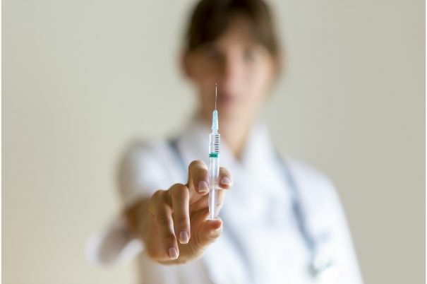 Vaccinazione in Siringa in Primo Piano Prima di essere Somministrata da una Dottoressa