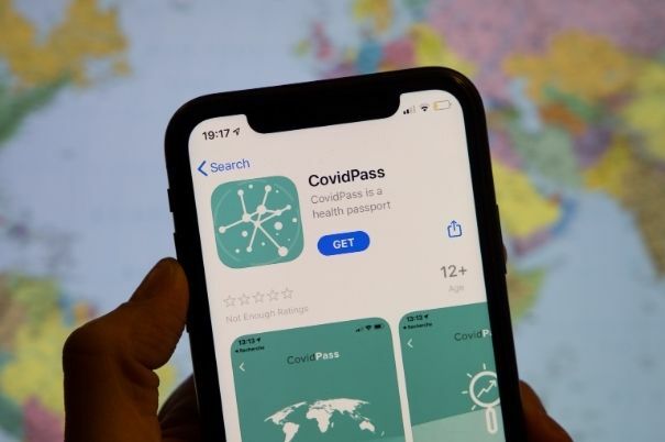 Covid Pass su Smartphone di un Viaggiatore Italiano