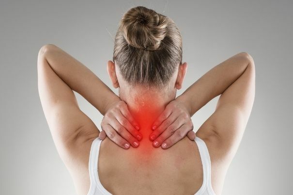 Collo Arrossato e Dolorante in una Paziente che Se lo Tocca