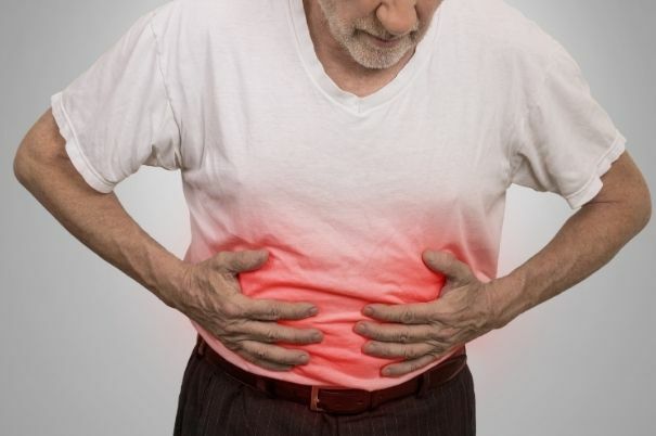 Colecistite in un Uomo Anziano che si Tocca lo Stomaco