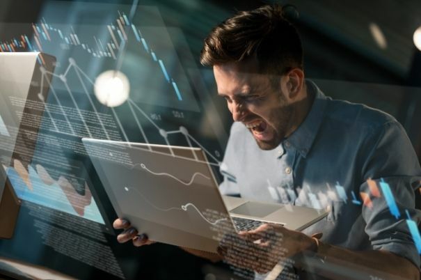 Uomo Stressato e Arrabbiato Gesticola in Videocall 