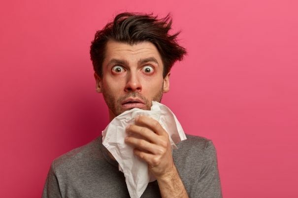 Uomo con Allergia si Soffia il Naso