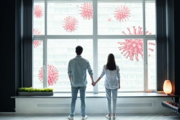 Coppia a Casa alla Finestra Con Virus da Covid-19 Che si Diffonde Fuori 