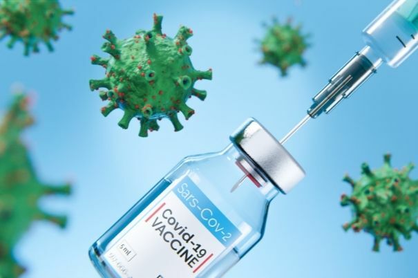 Vaccino Anticovid con Siringa Circondato da particelle di Virus SARS-CoV-2