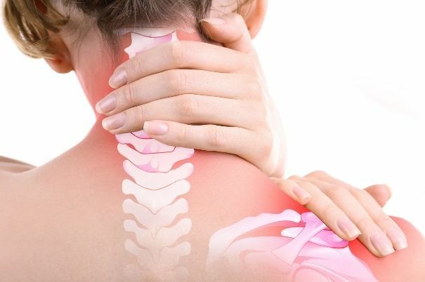 Donna che Soffre di Fibromialgia si Tocca il Collo Dolorante