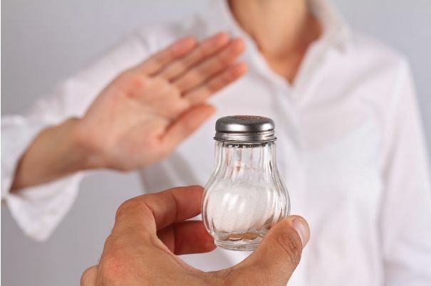 Donna Rifiuta del Sale che le viene Offerto