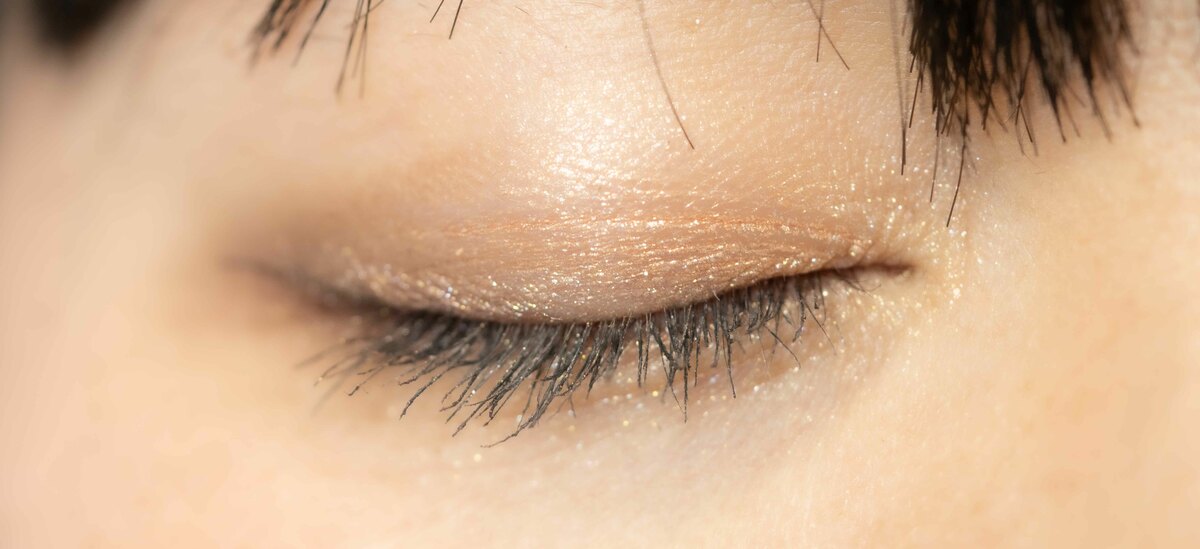 Scopriamo cosa succede se andiamo a dormire con il trucco