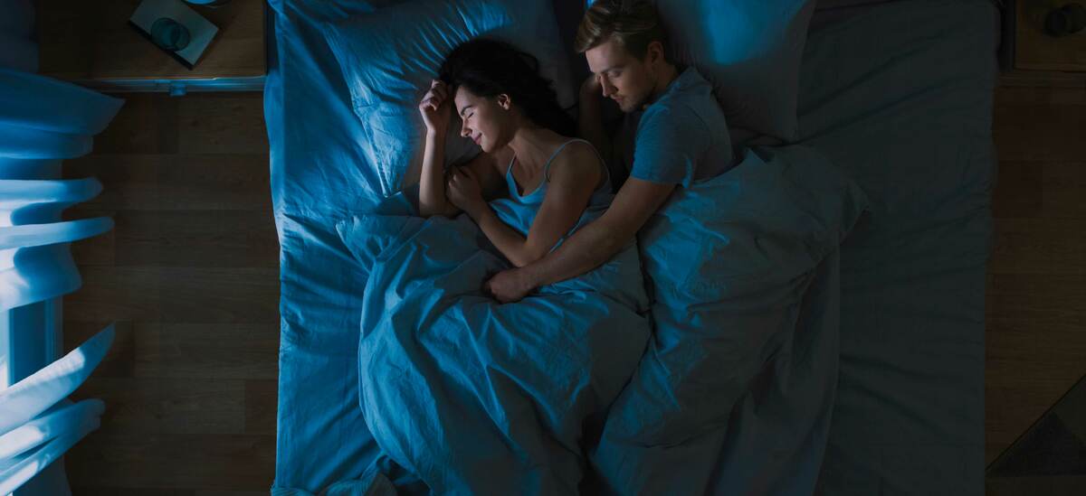 Dormire insieme abbracciati: un focus