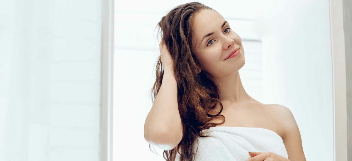 Ecco cosa succede se si va a dormire con i capelli bagnati