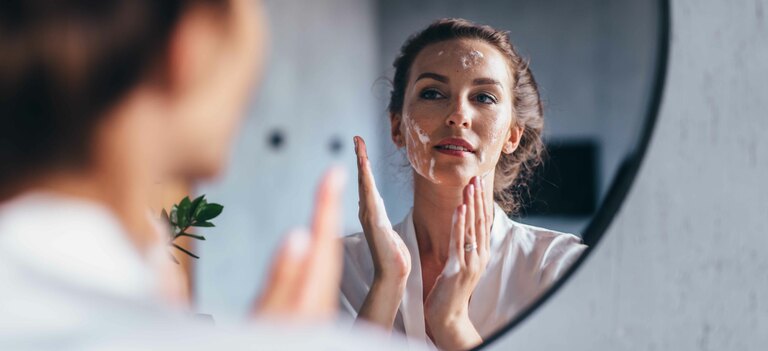 Scopriamo qualche rimedio naturale per la pelle grassa nella zona T del viso