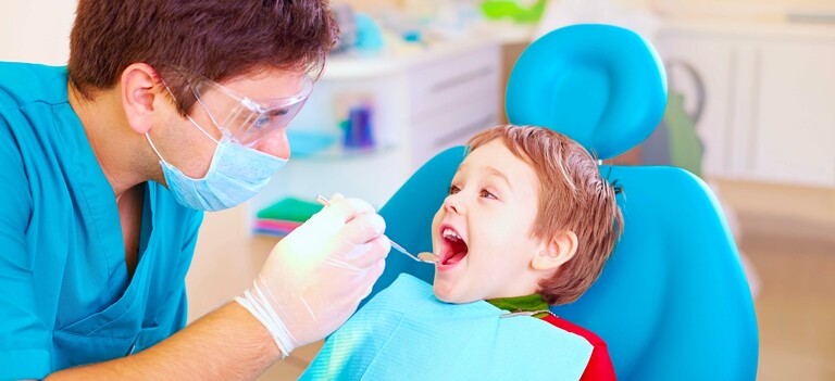 Carie sui denti da latte: come prevenirle e curarle