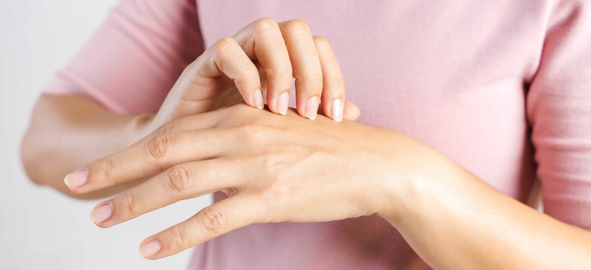 Scopriamo le cause e i rimedi delle bollicine sulla pelle delle mani