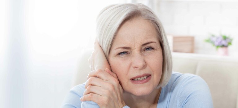 Scopriamo cosa fare e cosa no per i brufoli nelle orecchie