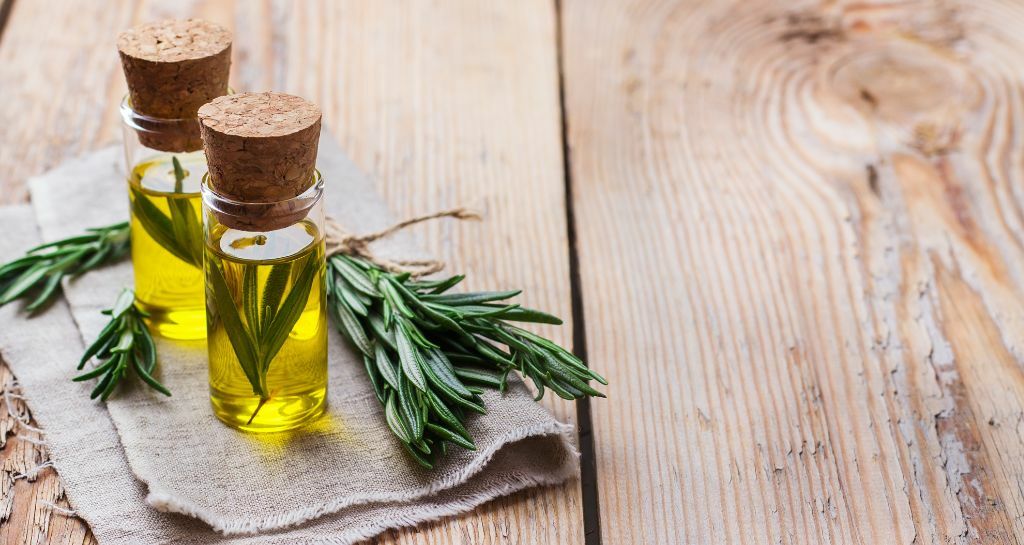 Come fare l'olio di rosmarino per capelli in casa e cosa sapere