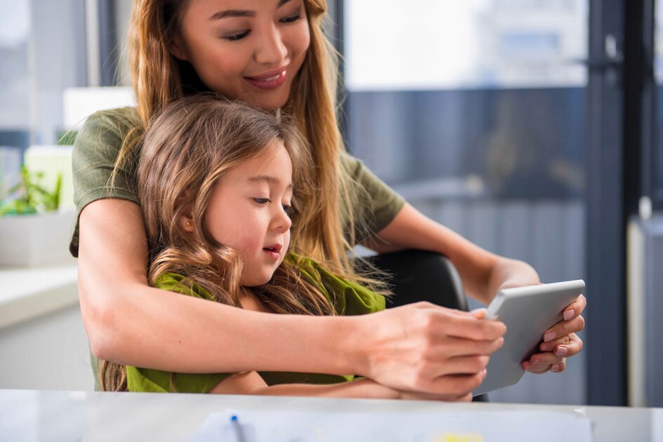 Madre e figlia con tablet