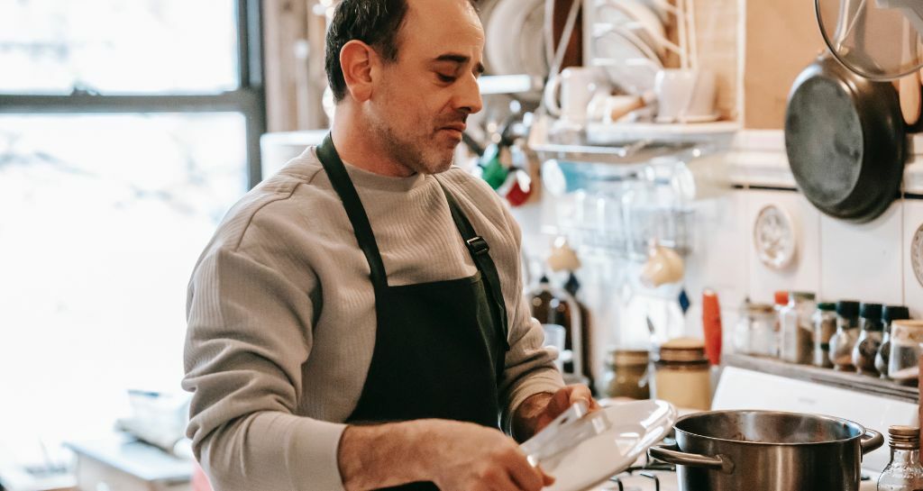 Uomo in cucina