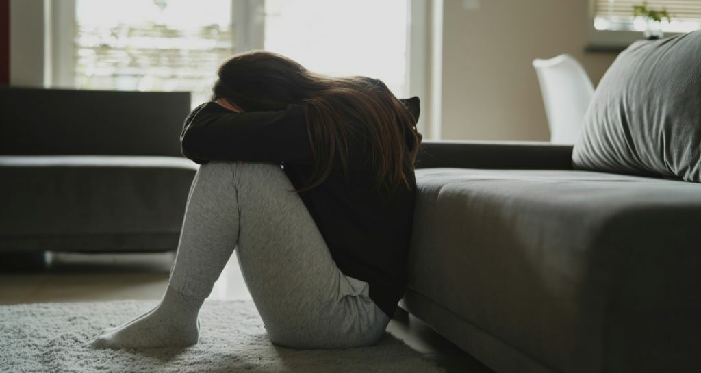 ragazza triste in camera da letto