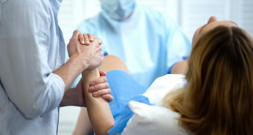 donna che sta per partorire