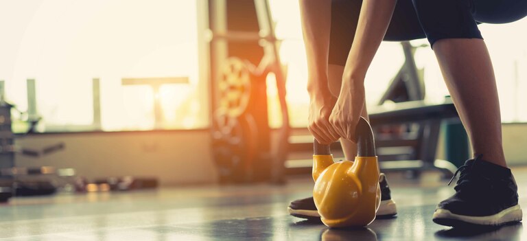 Scopriamo alcuni esercizi con kettlebell utili da fare in casa