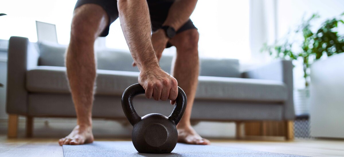 10 esercizi con kettlebell da fare a casa