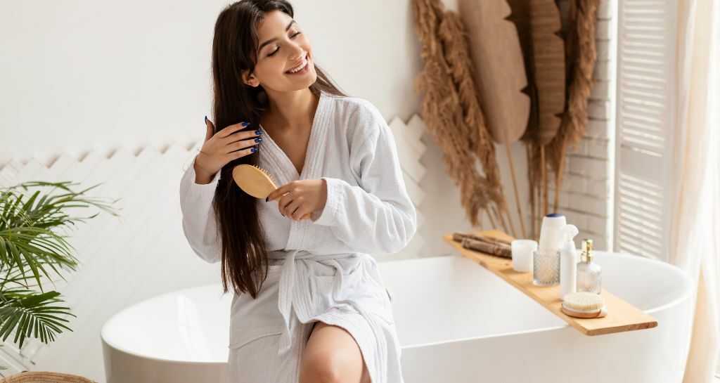 ragazza si pettina i capelli