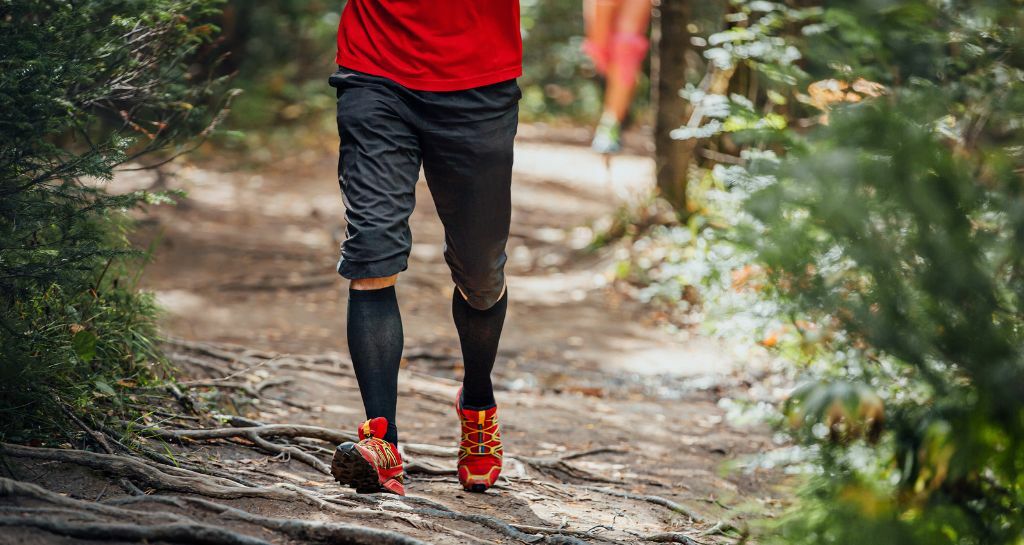 uomo fa escursionismo