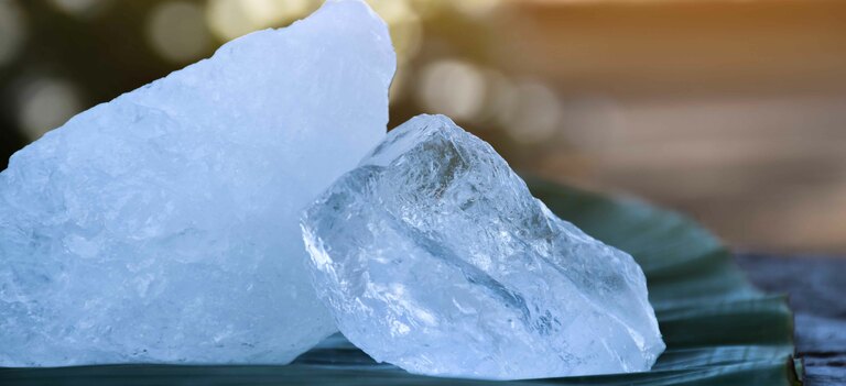 Scopriamo gli usi e le controindicazioni dell'allume di rocca