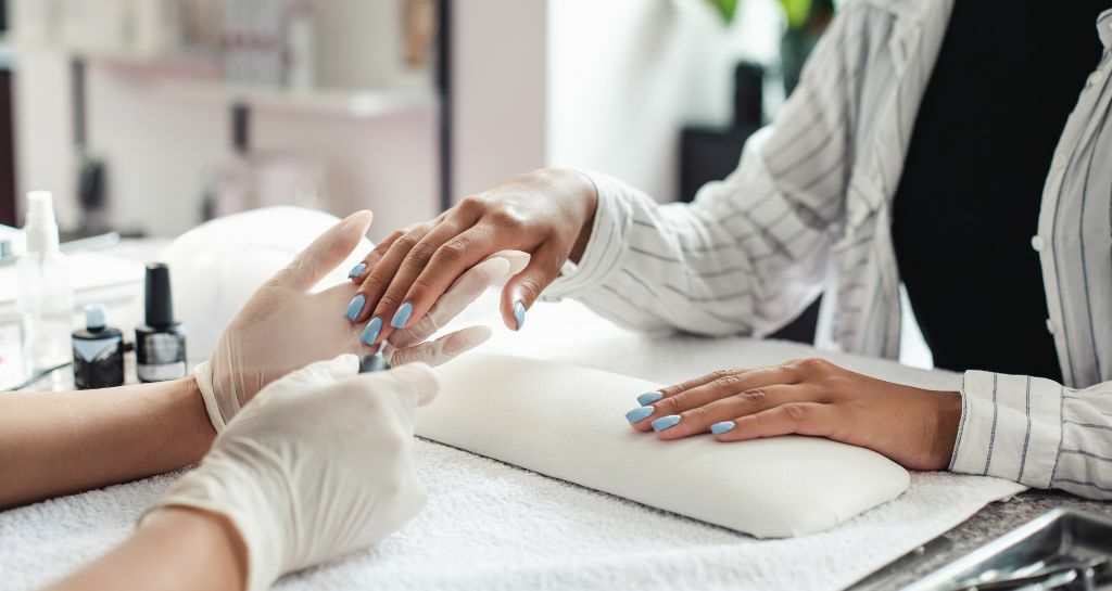 Unghie in acrilico: come si effettua la ricostruzione?