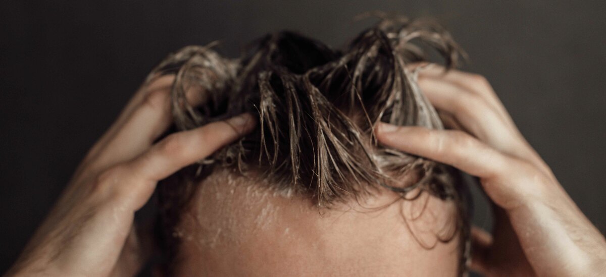 Massaggiare i capelli fragili con olio d'oliva