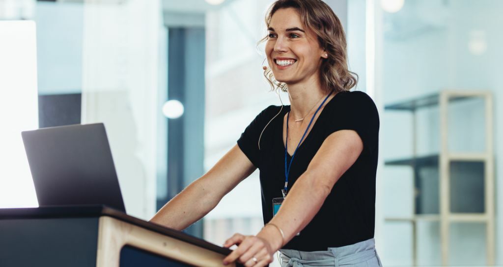 donna che sta per parlare in pubblico