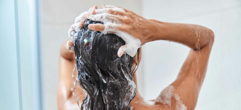 Scopriamo come attuare gli scrub per capelli