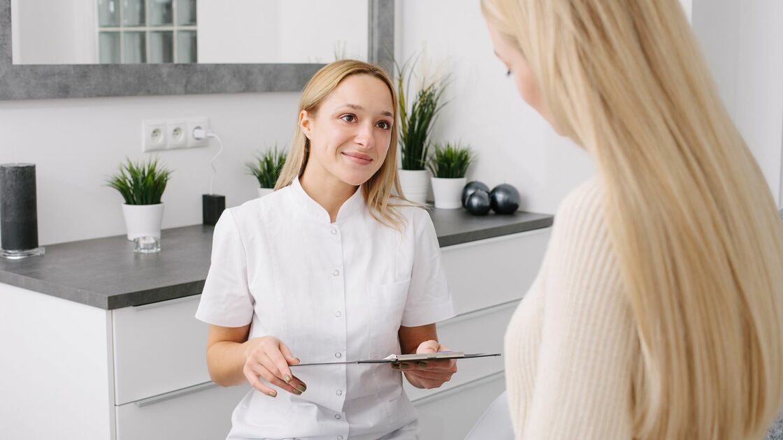 donna parla con dottoressa