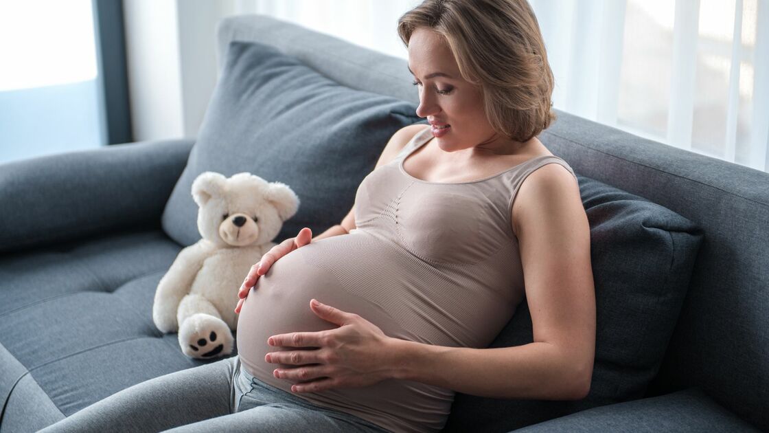 donna incinta sul divano