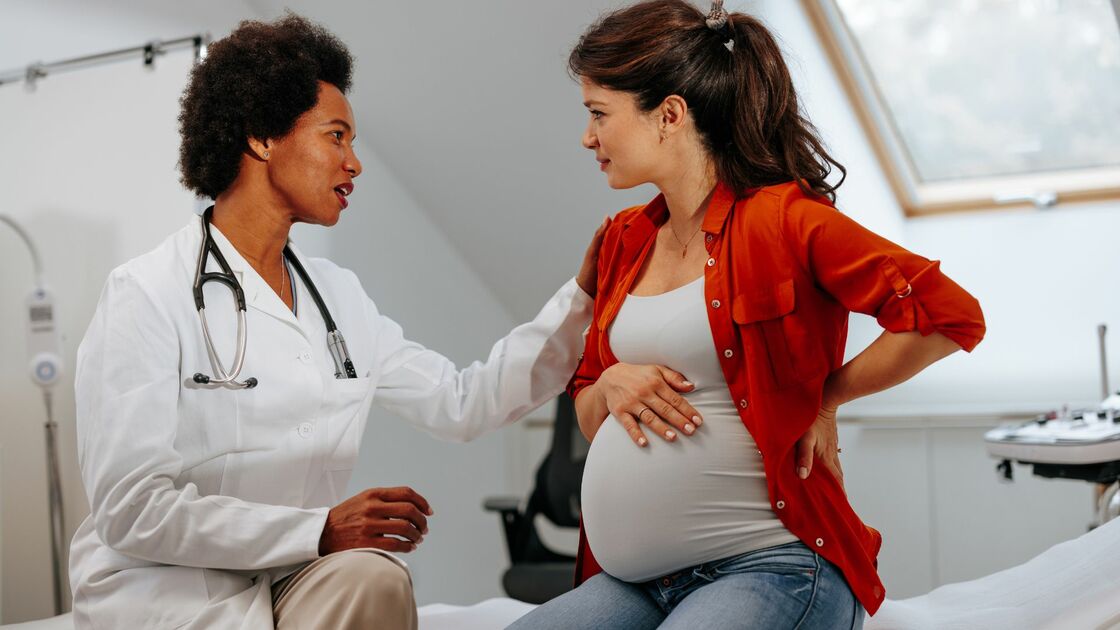 donna incinta parla con dottoressa
