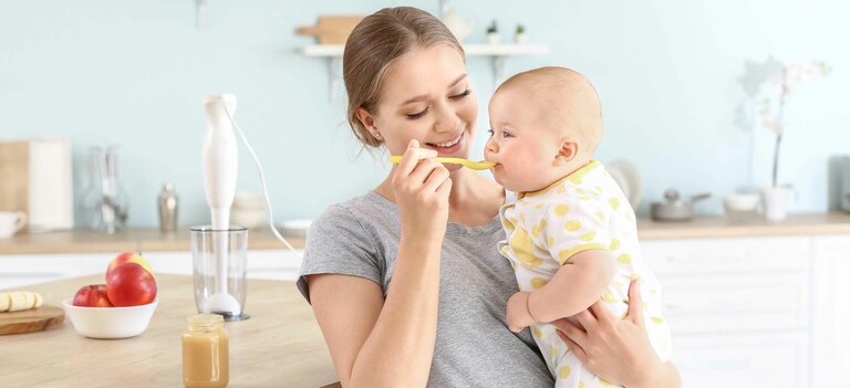 Qual è lo schema giusto per lo svezzamento del neonato? Lo scopriamo qui