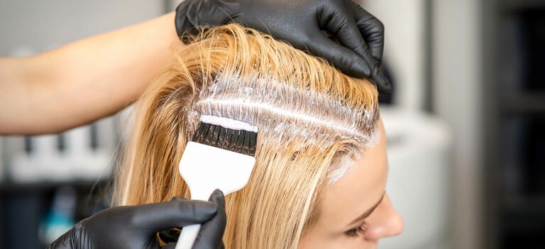 Scopriamo come togliere la tinta dalla pelle senza causare irritazione e arrossamenti